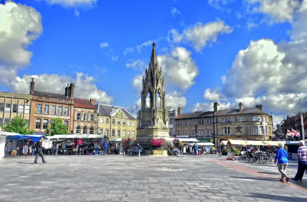 Mansfield Market Place with the Bentinck Memorial on market day